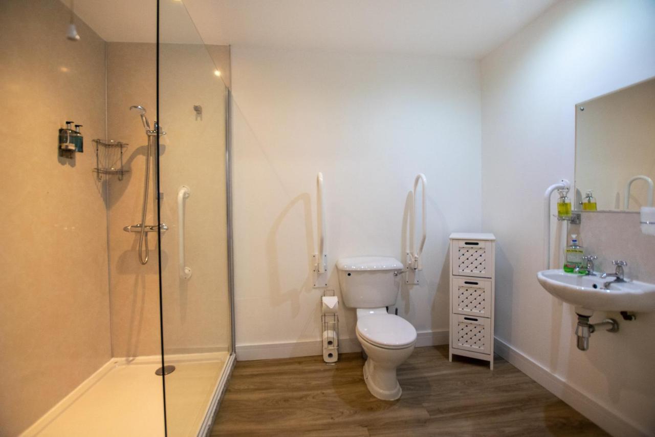 Corran Bunkhouse Hotel Eksteriør billede A wet room