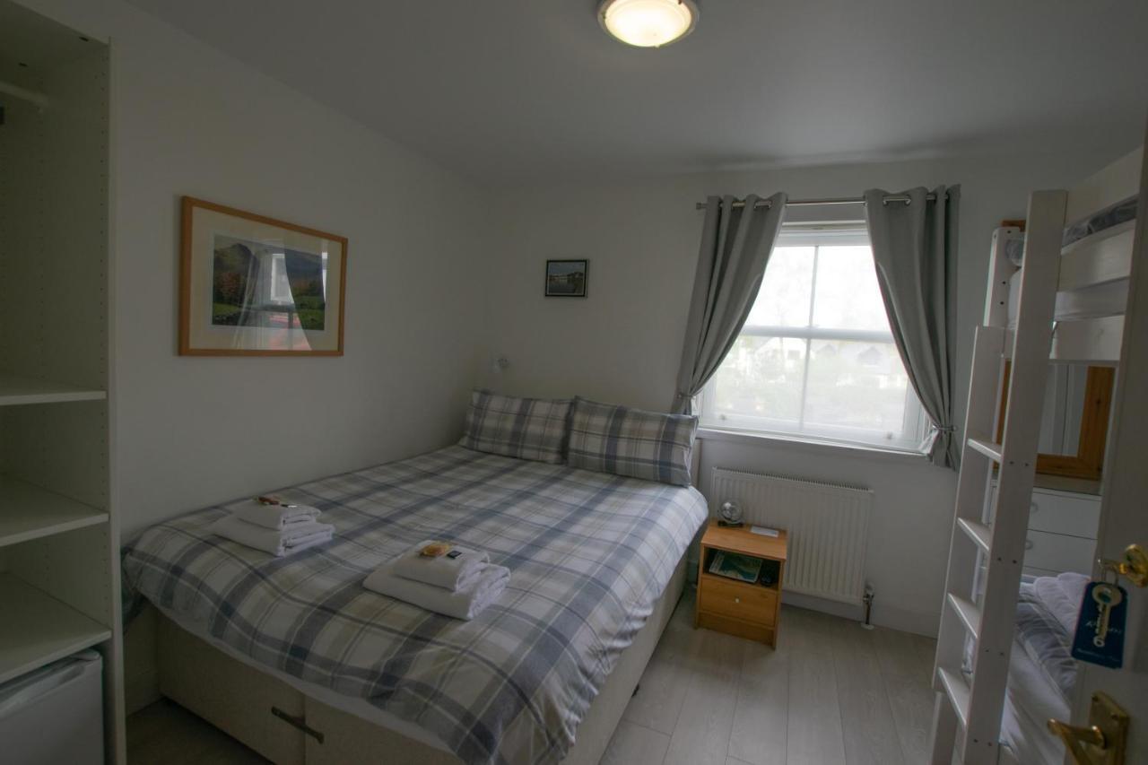 Corran Bunkhouse Hotel Eksteriør billede A bedroom in a bed and breakfast in Wales