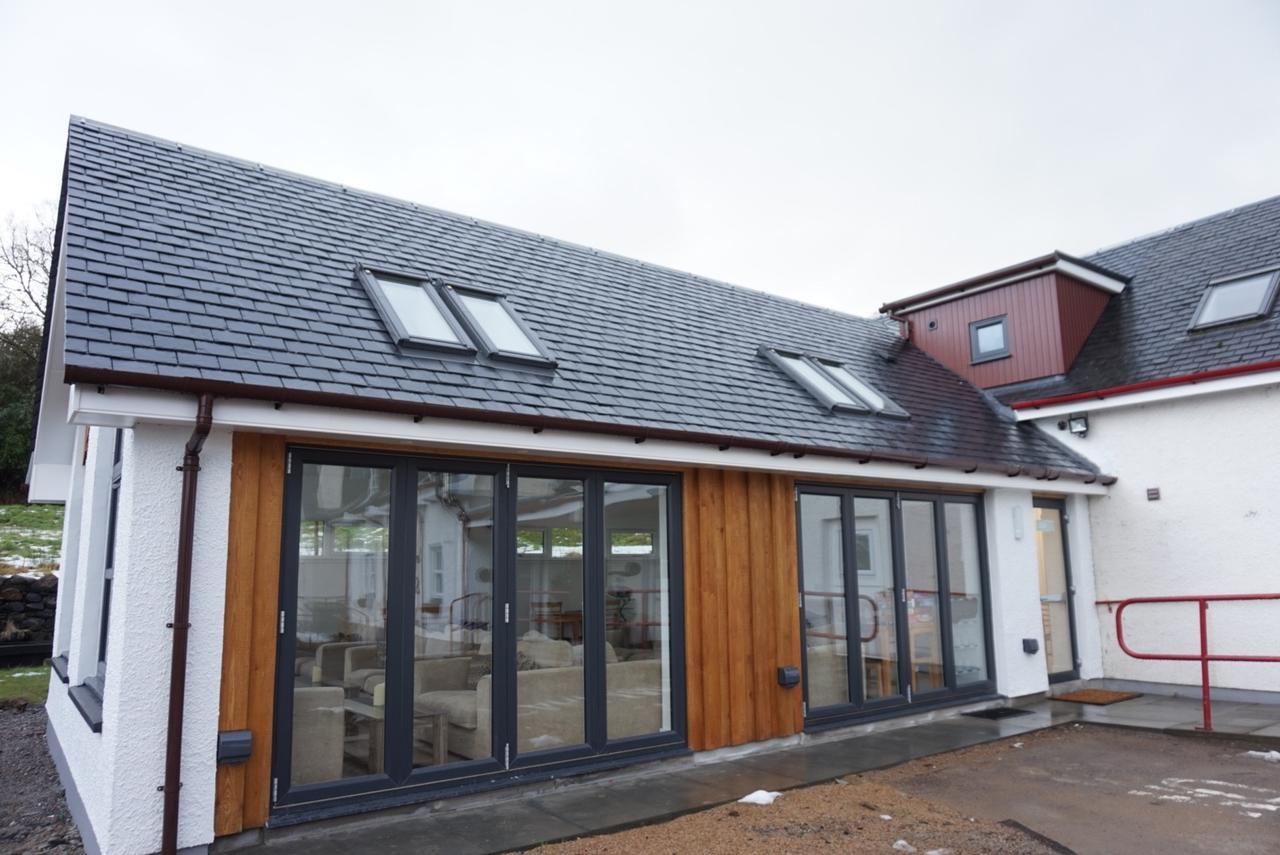 Corran Bunkhouse Hotel Eksteriør billede The new extension at the rear of the school