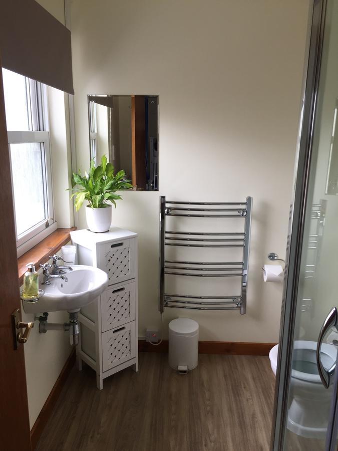 Corran Bunkhouse Hotel Eksteriør billede A heated towel rail