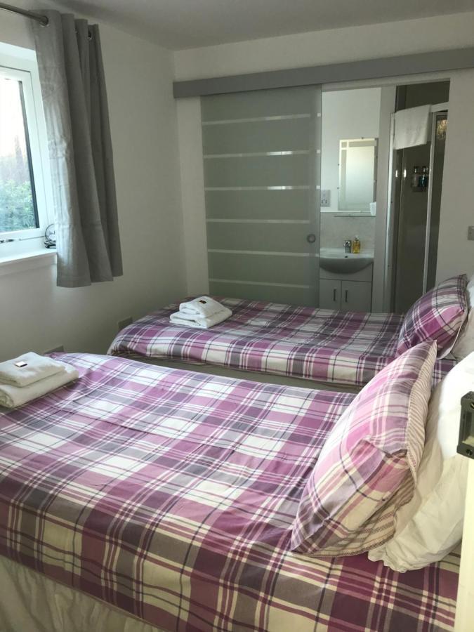 Corran Bunkhouse Hotel Eksteriør billede A room at the station